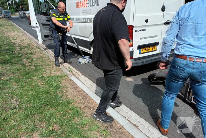 Brommer vast onder bestelbus door botsing