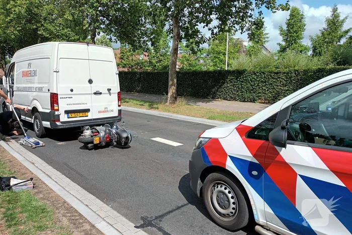Brommer vast onder bestelbus door botsing