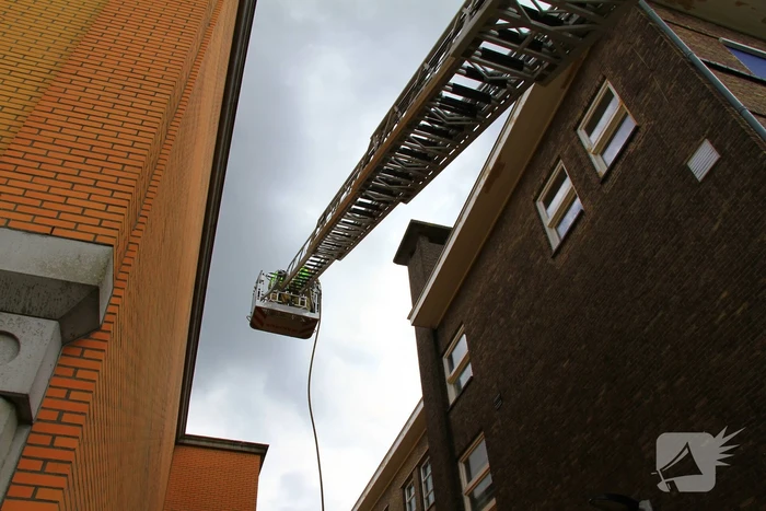 Straat afgezet door brand op dak van muziekschool