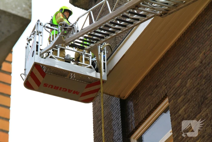 Straat afgezet door brand op dak van muziekschool
