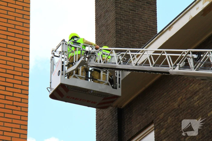 Straat afgezet door brand op dak van muziekschool