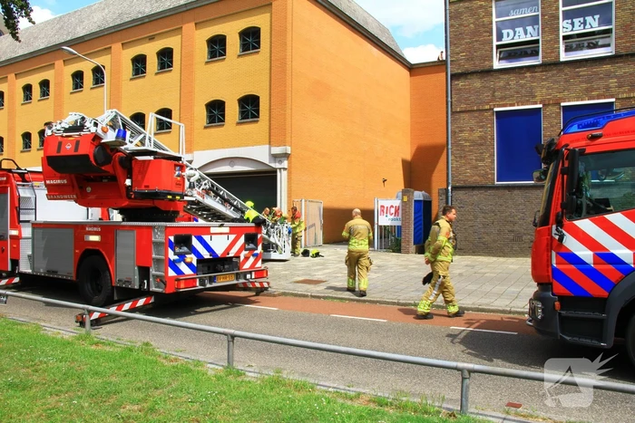 Straat afgezet door brand op dak van muziekschool