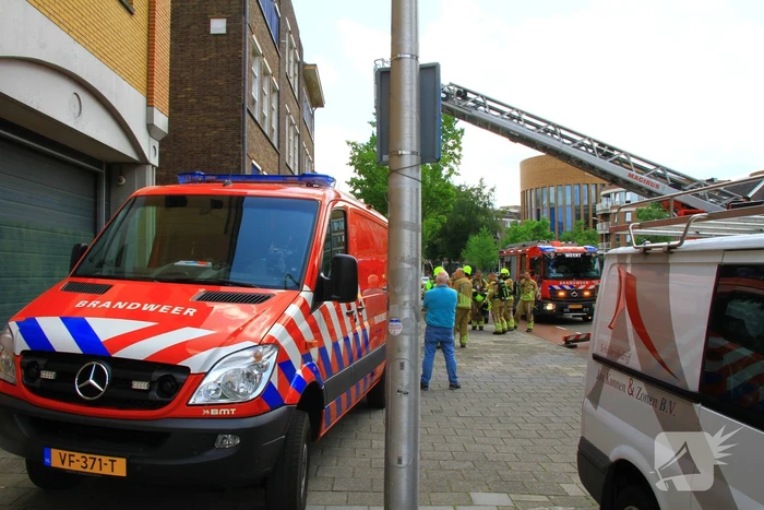 Straat afgezet door brand op dak van muziekschool