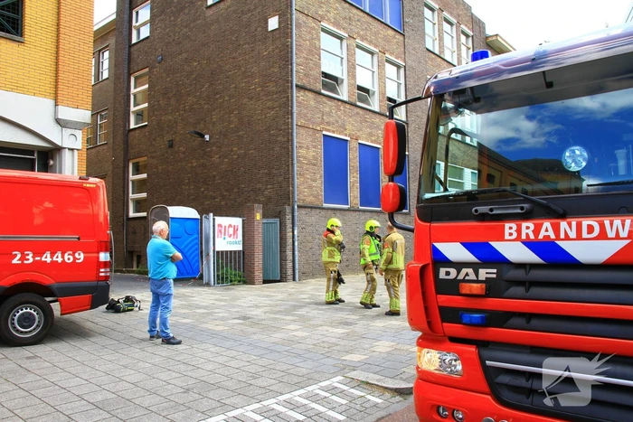 Straat afgezet door brand op dak van muziekschool