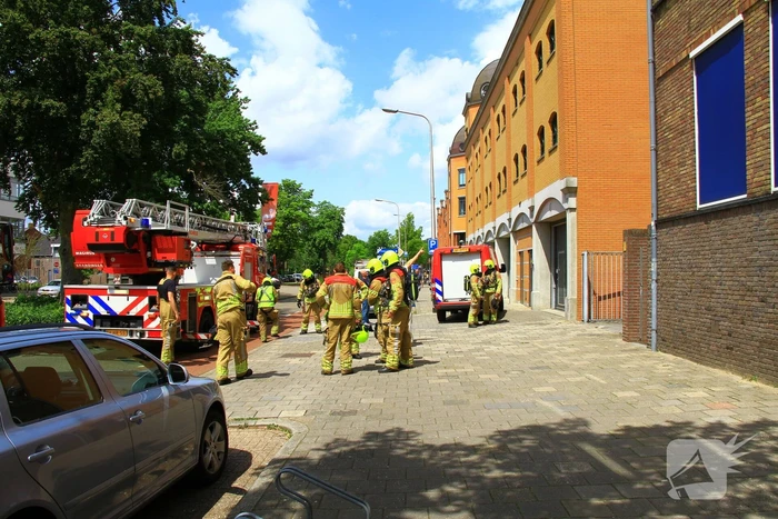 Straat afgezet door brand op dak van muziekschool