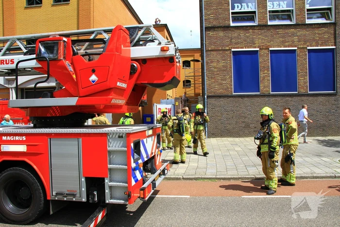 Straat afgezet door brand op dak van muziekschool