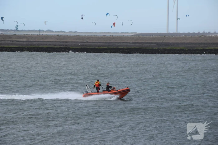Grote zoekactie naar vermiste surfer rondom Oosterscheldekering