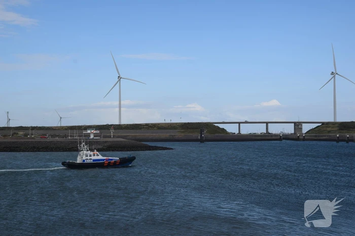 Grote zoekactie naar vermiste surfer rondom Oosterscheldekering