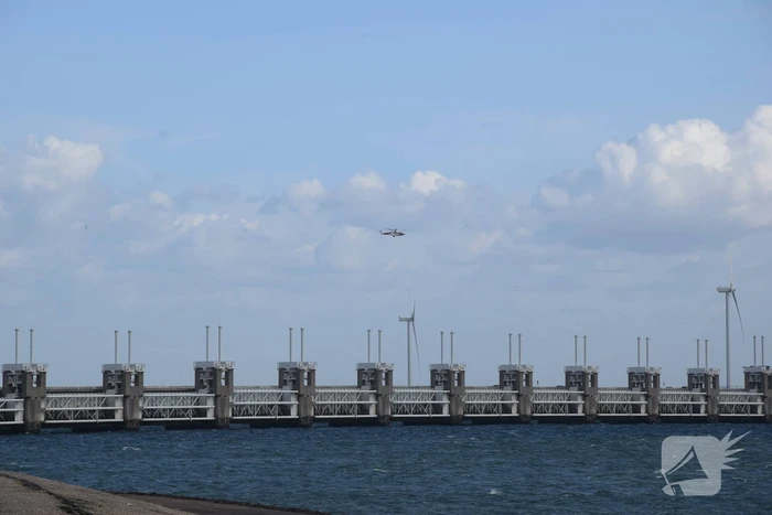 Grote zoekactie naar vermiste surfer rondom Oosterscheldekering