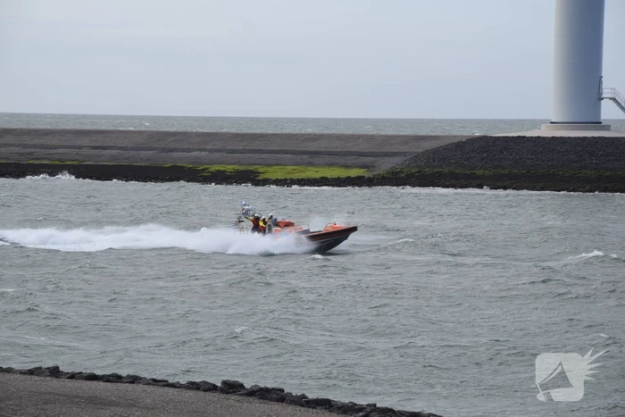 Grote zoekactie naar vermiste surfer rondom Oosterscheldekering