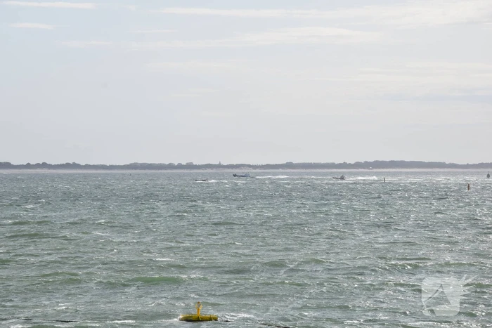 Grote zoekactie naar vermiste surfer rondom Oosterscheldekering