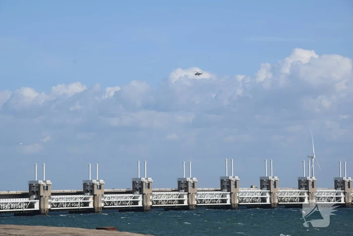 Grote zoekactie naar vermiste surfer rondom Oosterscheldekering