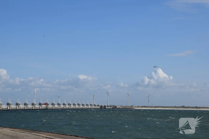 Grote zoekactie naar vermiste surfer rondom Oosterscheldekering
