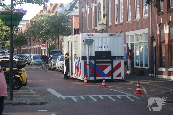 Overleden vrouw aangetroffen in woning, twee mannen aangehouden