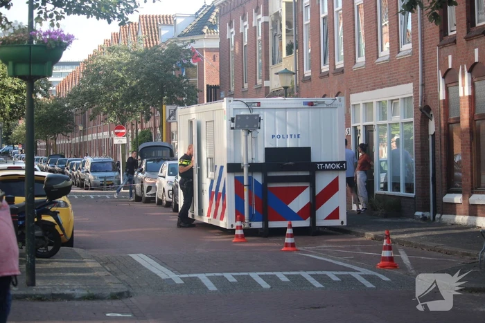 Overleden vrouw aangetroffen in woning, twee mannen aangehouden