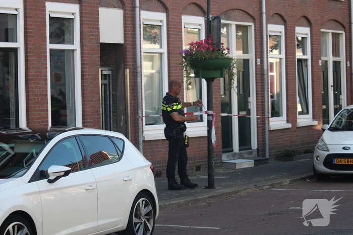 Overleden vrouw aangetroffen in woning, twee mannen aangehouden