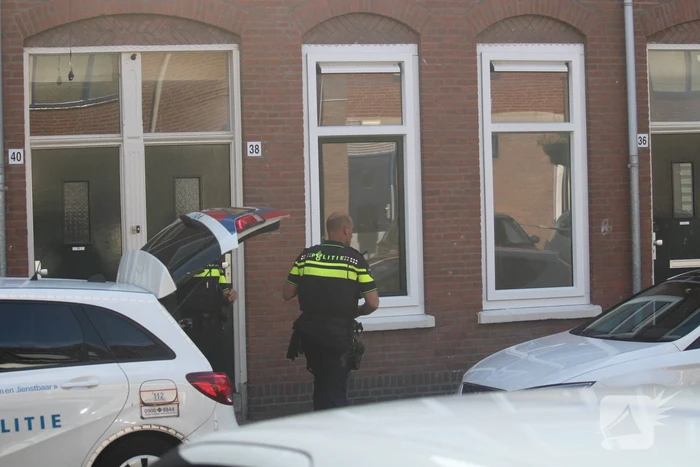Overleden vrouw aangetroffen in woning, twee mannen aangehouden