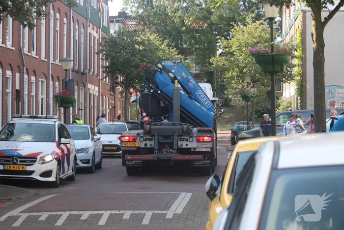 Overleden vrouw aangetroffen in woning, twee mannen aangehouden
