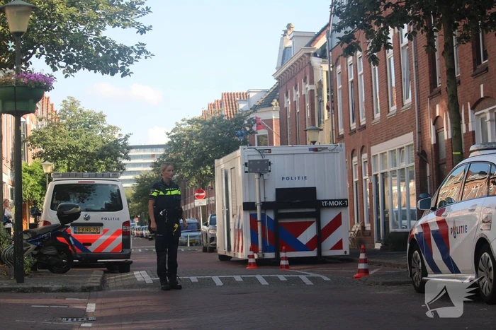 Overleden vrouw aangetroffen in woning, twee mannen aangehouden