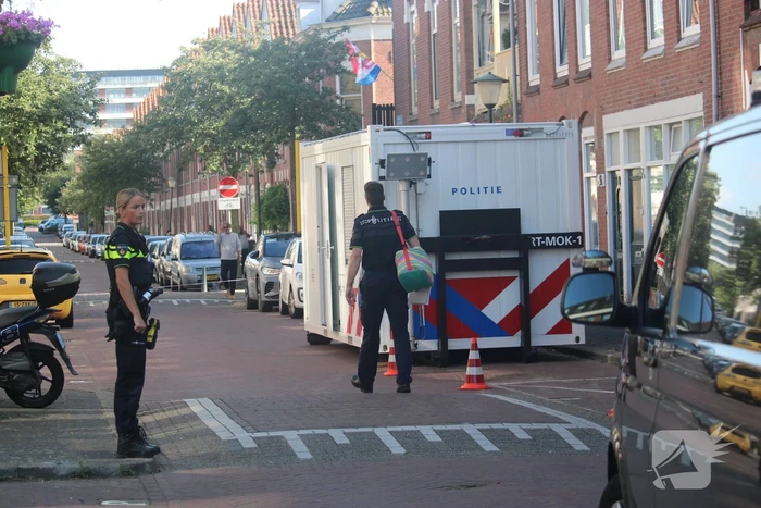 Overleden vrouw aangetroffen in woning, twee mannen aangehouden
