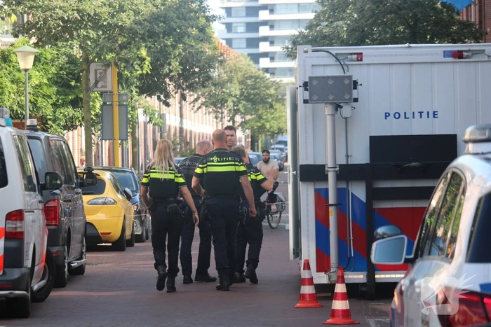 Overleden vrouw aangetroffen in woning, twee mannen aangehouden