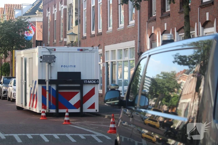 Overleden vrouw aangetroffen in woning, twee mannen aangehouden