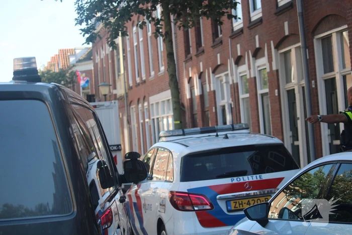 Overleden vrouw aangetroffen in woning, twee mannen aangehouden