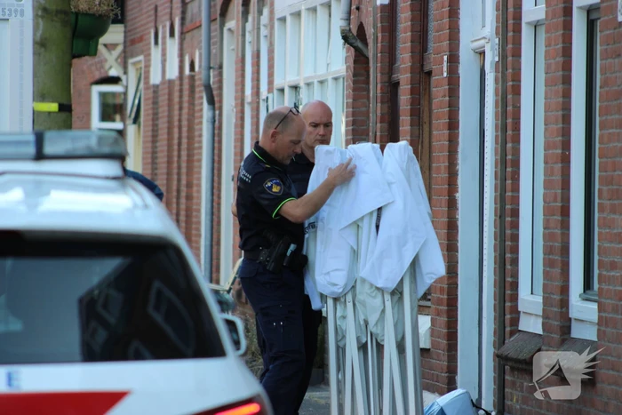 Overleden vrouw aangetroffen in woning, twee mannen aangehouden