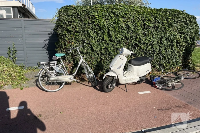 Scooterrijder en fietser in botsing