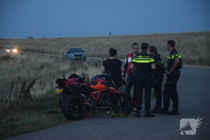 Motorrijders vliegen uit bocht
