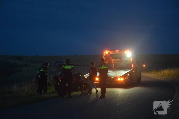 Motorrijders vliegen uit bocht