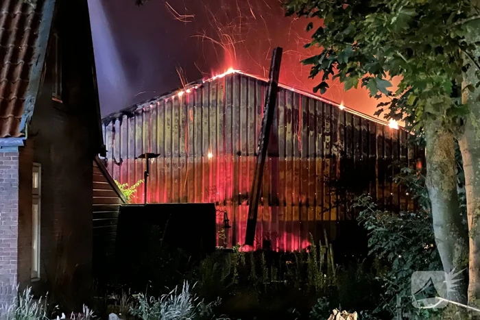 Loods verwoest bij grote brand