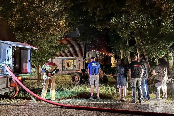 Loods verwoest bij grote brand