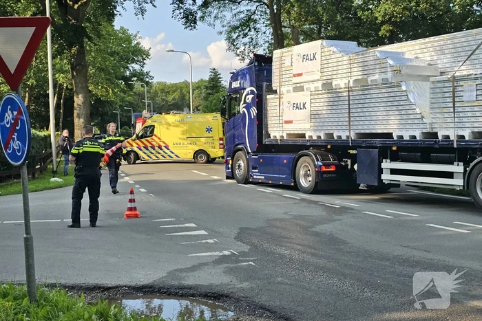 Scooterrijder in botsing met vrachtwagen