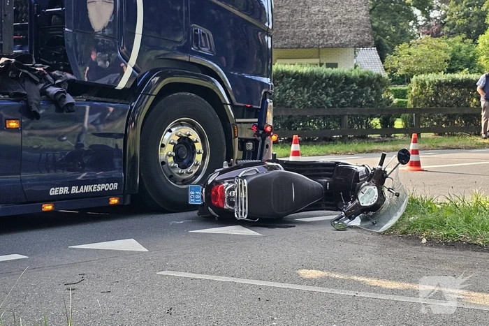 Scooterrijder in botsing met vrachtwagen