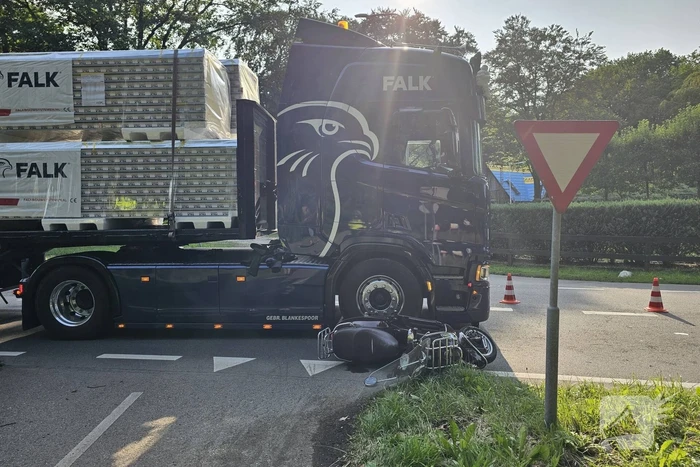 Scooterrijder in botsing met vrachtwagen