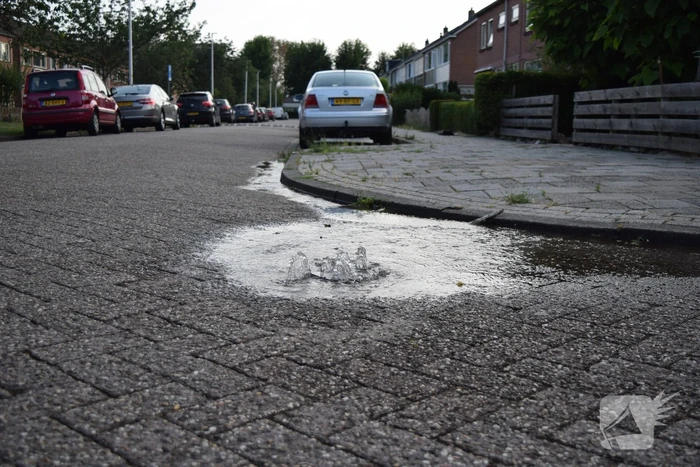 Waterlekkage zorgt voor water op straat