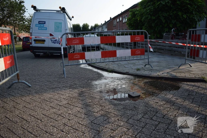 Waterlekkage zorgt voor water op straat