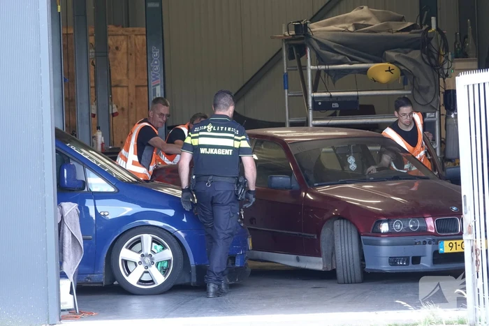 Politie en douane vallen bedrijfspand binnen