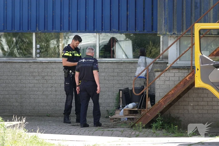 Politie en douane vallen bedrijfspand binnen