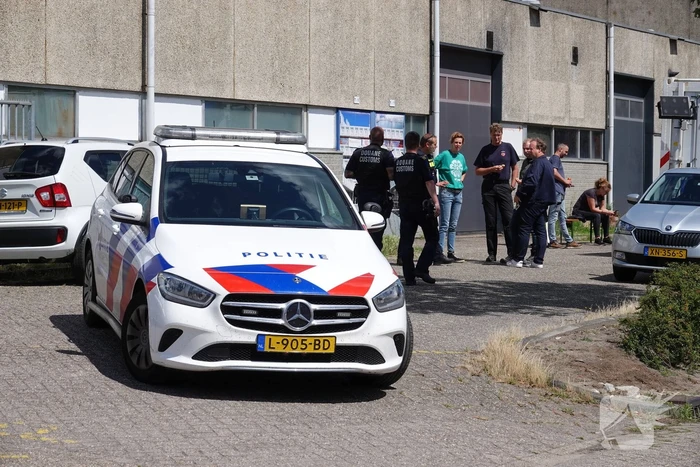 Politie en douane vallen bedrijfspand binnen