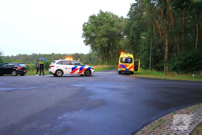 Aanrijding tussen automobilist en twee wielrenners