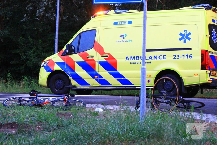 Aanrijding tussen automobilist en twee wielrenners