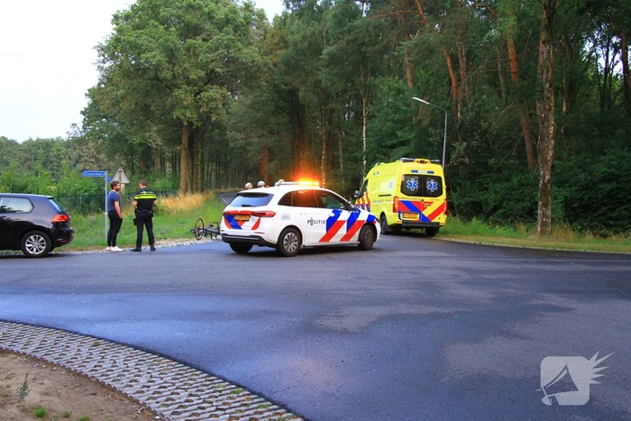 Aanrijding tussen automobilist en twee wielrenners