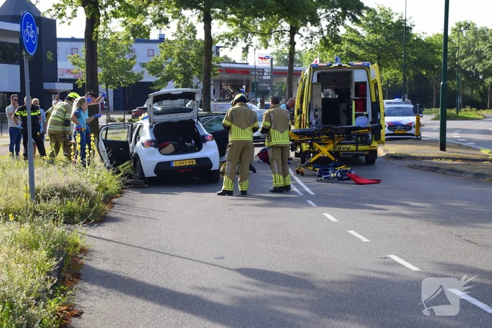 Vrachtwagen lekt honderden liters diesel na botsing