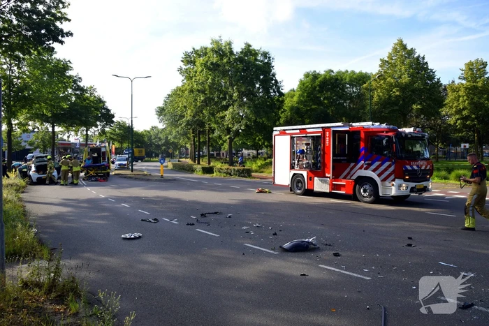 Vrachtwagen lekt honderden liters diesel na botsing