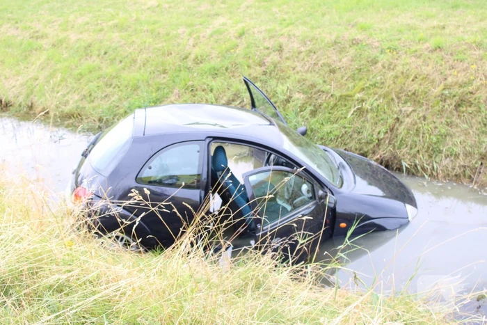 Automobilist vliegt uit de bocht en belandt in het water
