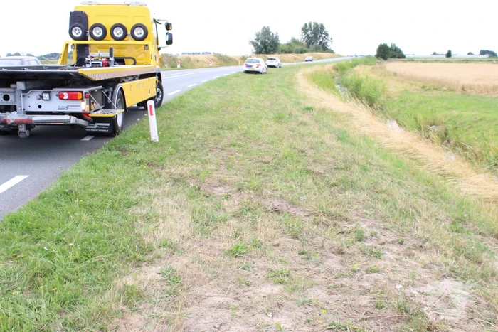 Automobilist vliegt uit de bocht en belandt in het water