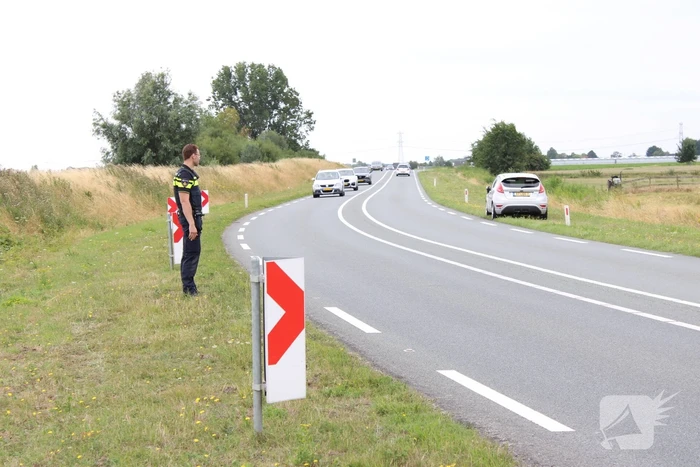 Automobilist vliegt uit de bocht en belandt in het water