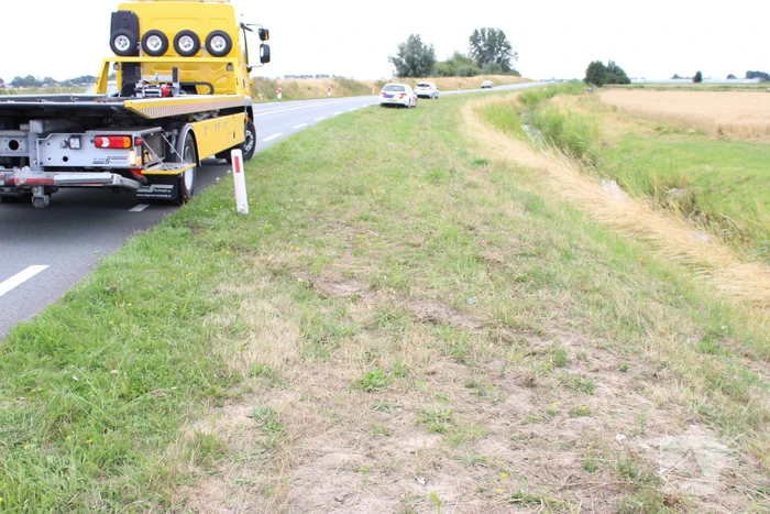Automobilist vliegt uit de bocht en belandt in het water